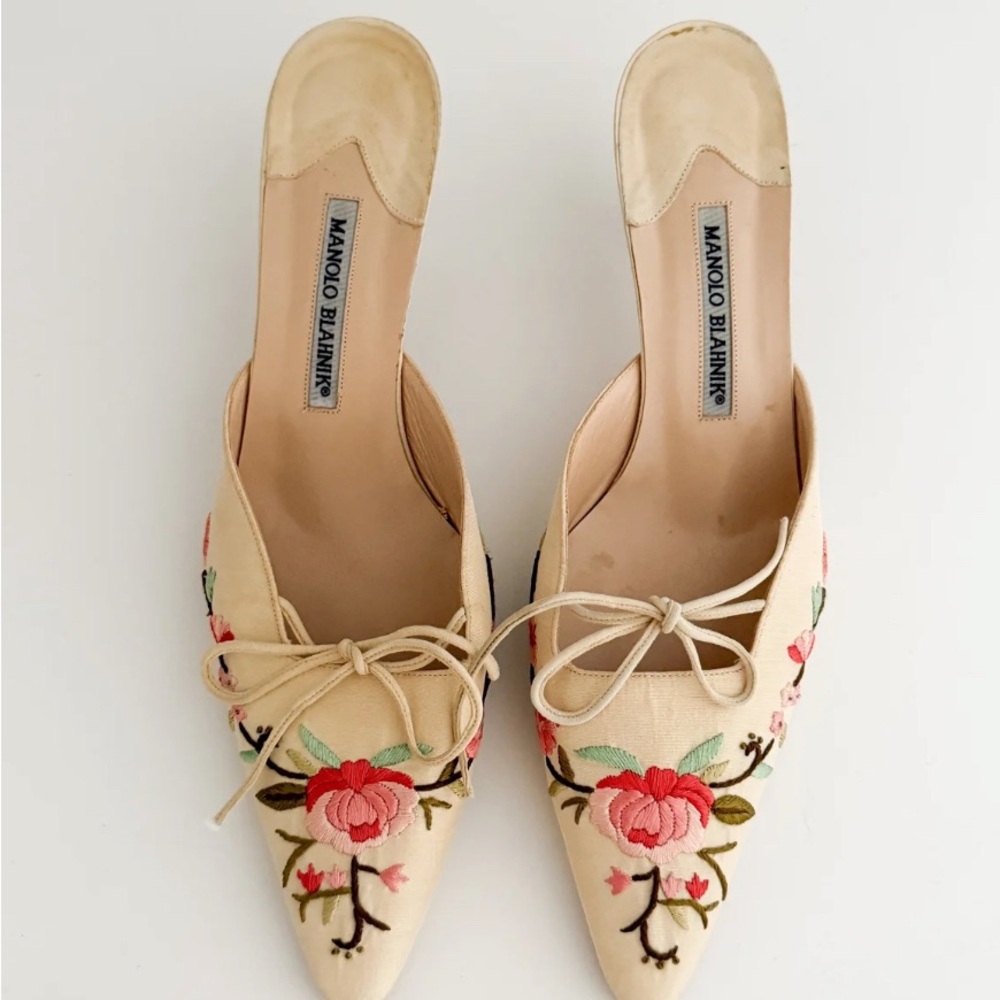 Manolo Blahnik Beige Floral Embroidered Mules 41.5
